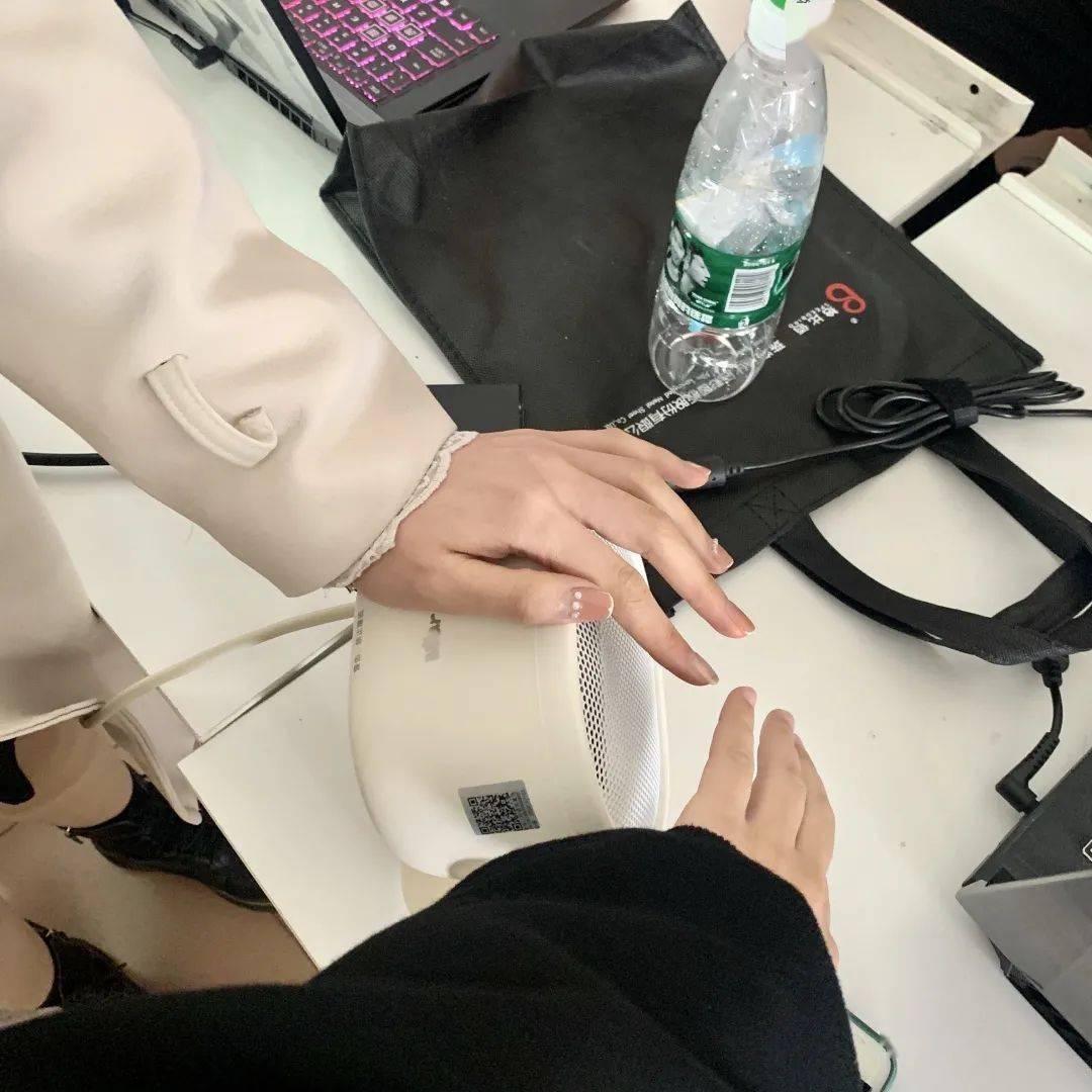 有人拥抱对象有人披上棉上课,你呢?_衣服