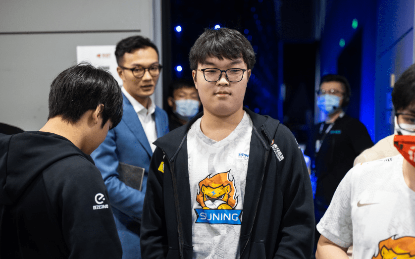 其次,就是lpl的新人上单选手,bin,369,curse等人的挑战.