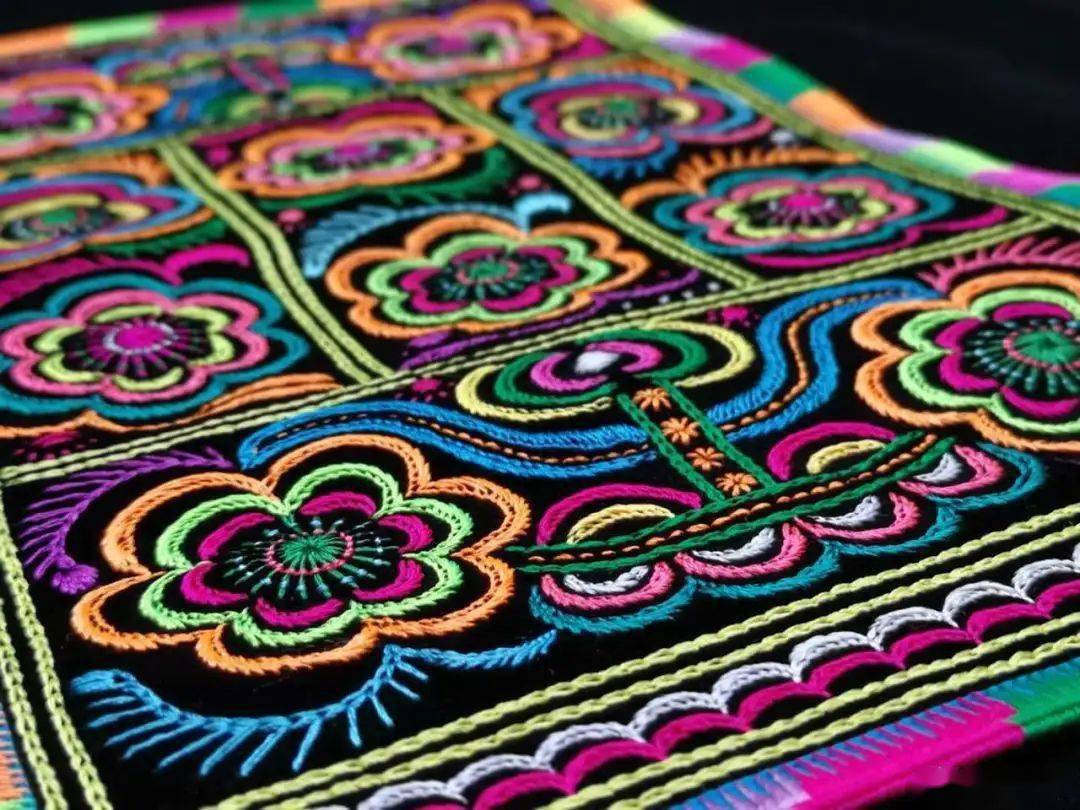 凉山彝绣阿西巫之莫指尖上的五彩时光