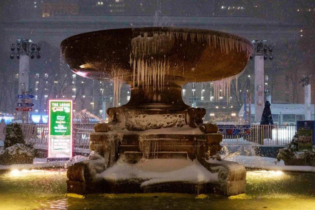 一旁的喷泉池,更是挂上了冰珠帘.