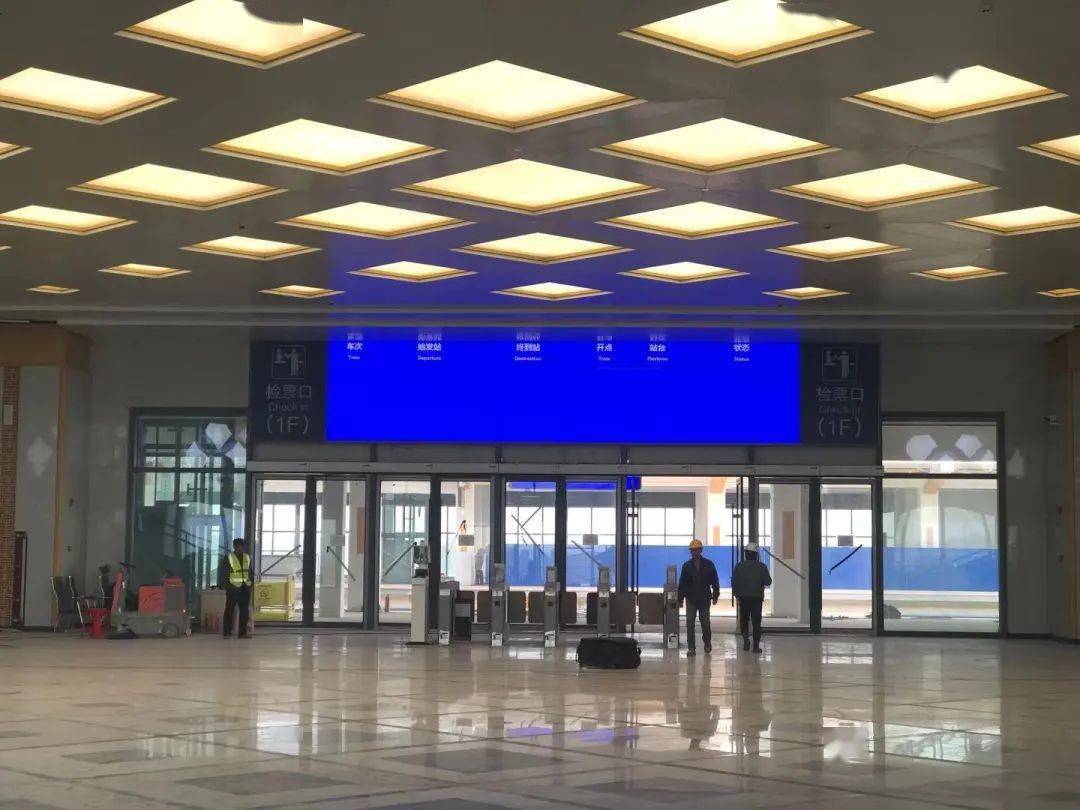 除此之外,在如皋南站,提取自水绘园中镜阁顶面剪影的菱形方格元素,背