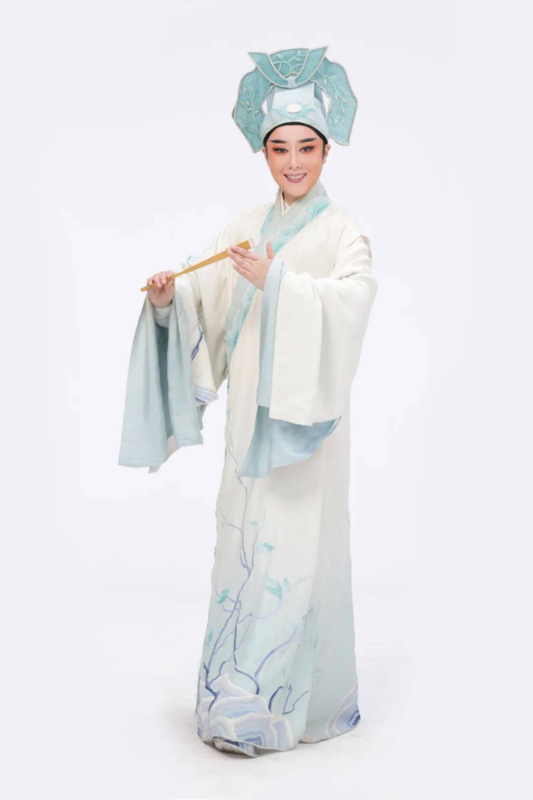 师承越剧范派,尹派,工小生,浙江小百花越剧团国家一级演员.