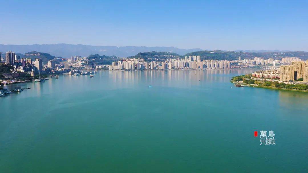重庆万州128秒鸟瞰万州湛蓝天宇映衬万顷碧波