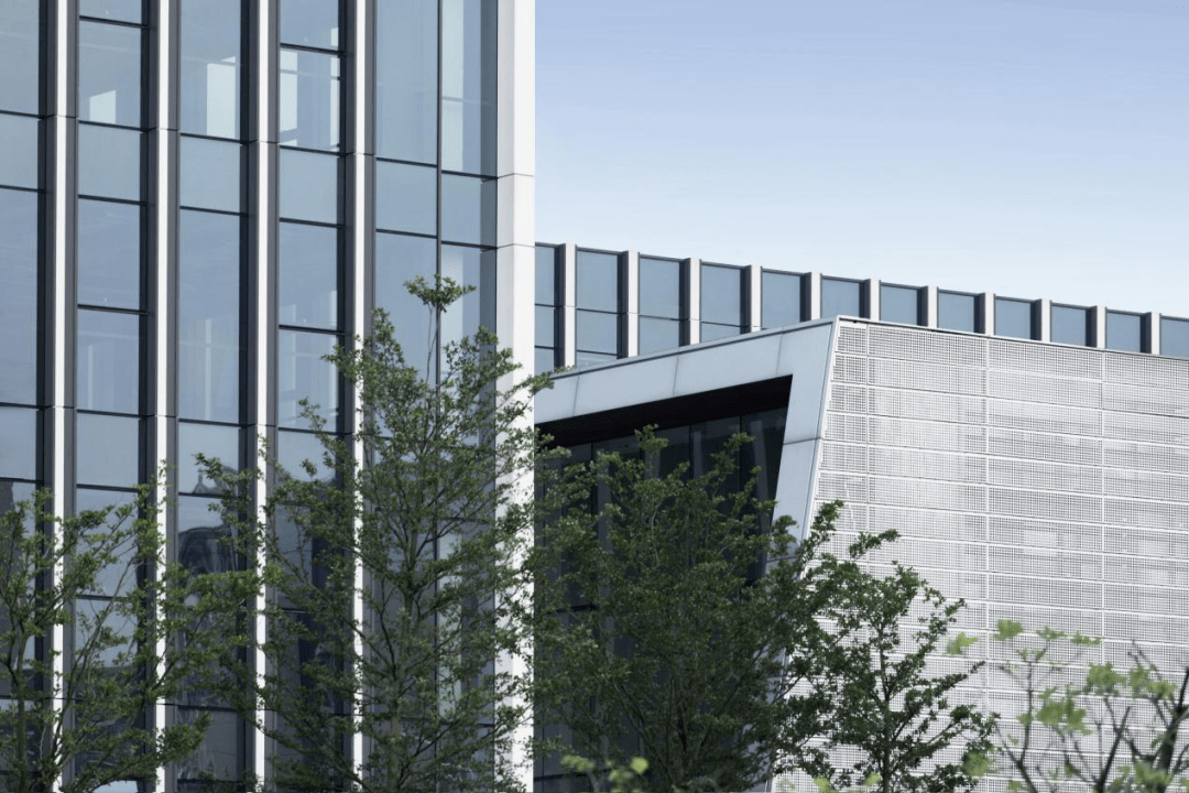 绿地香港广州国际空港中心在写字楼中邂逅浪漫花园探索建筑的独特魅力