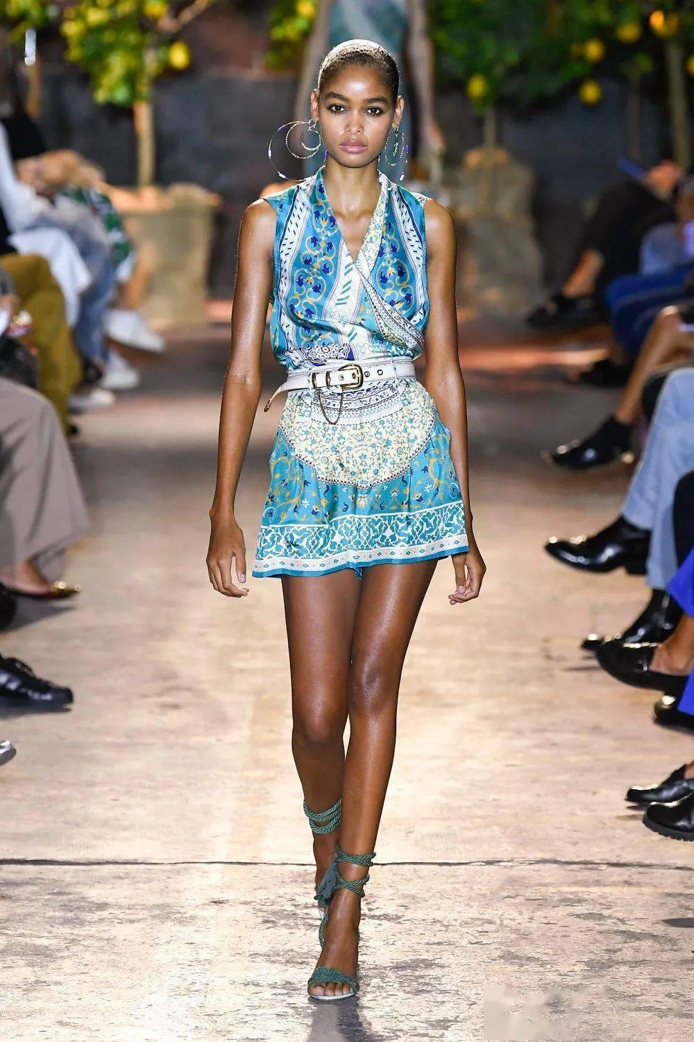 时装秀etro2021年春夏季女士时装秀迷离万变佩斯里尽享里维埃拉风格的