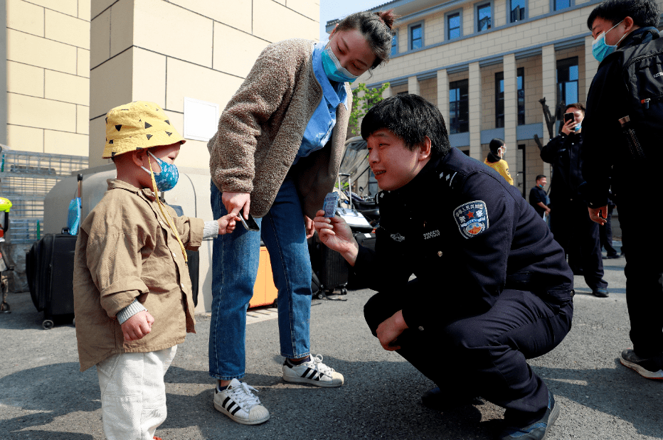 警察把小孩关监狱图片图片