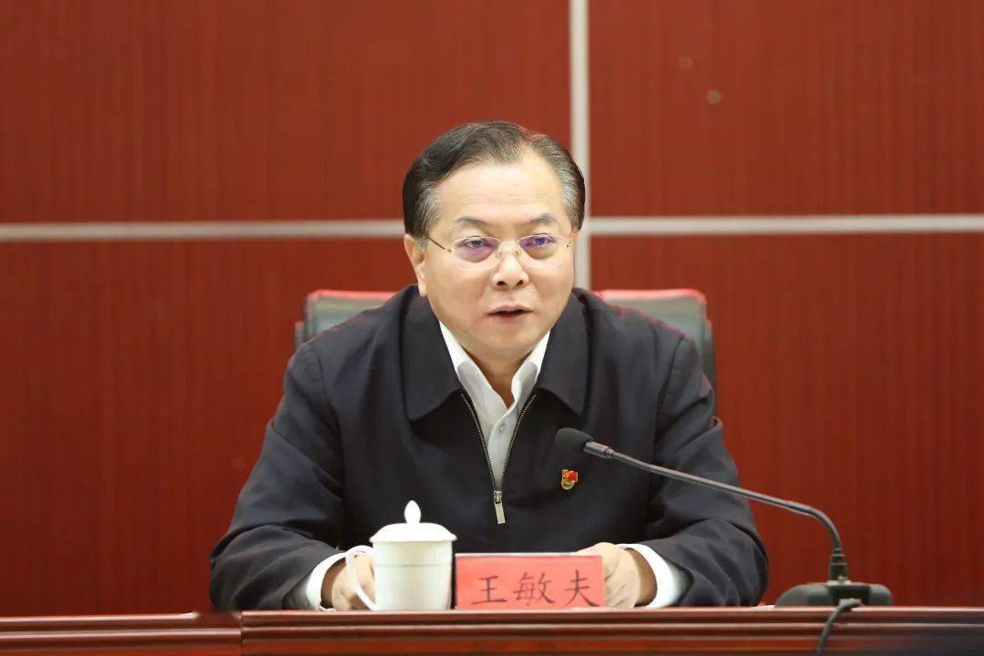 讲座现场王敏夫常务副书记结合学习贯彻党的十九届五中全会精神,运用