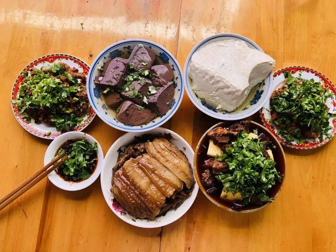 马边没有腊肉的年味也是不完美的没有腊肉的冬天也一样那些地道的火锅
