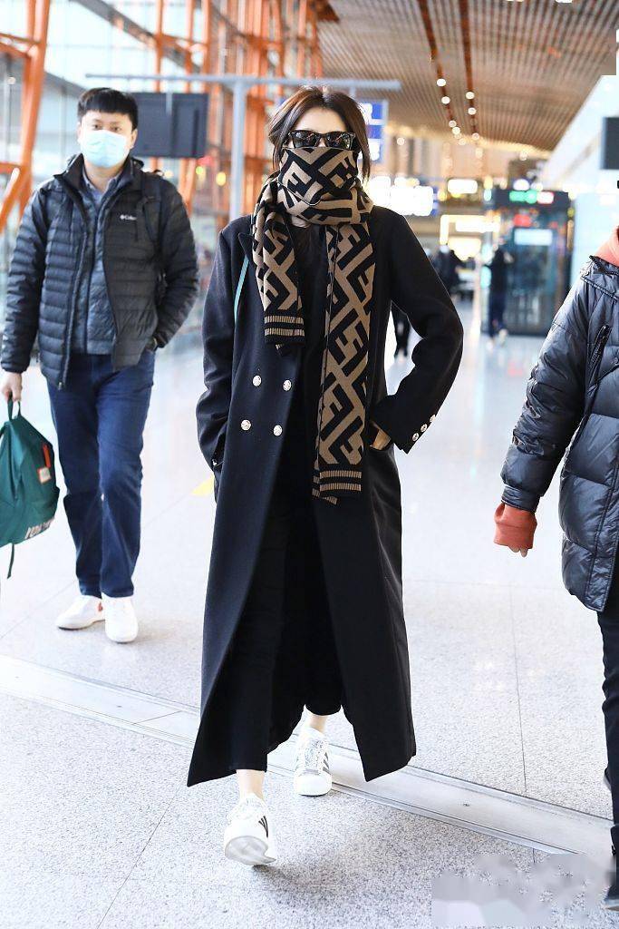 女明星气场!孙怡长大衣 fendi围巾简约有型