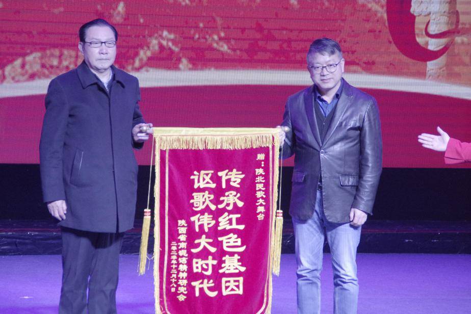 演出开始时王世泰副会长致词,老首长邹庚壬