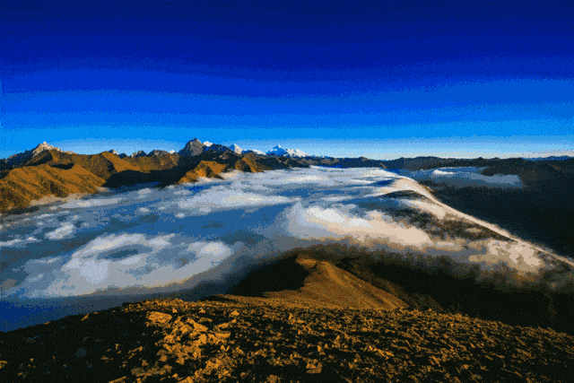 不仅如此,在木雅你还能饱览连绵冰雪覆盖的群山,包括"蜀山之王"贡嘎山