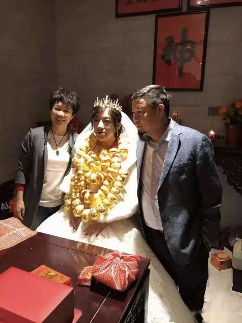 粤西一富家嫁女黄金饰品挂满脖子