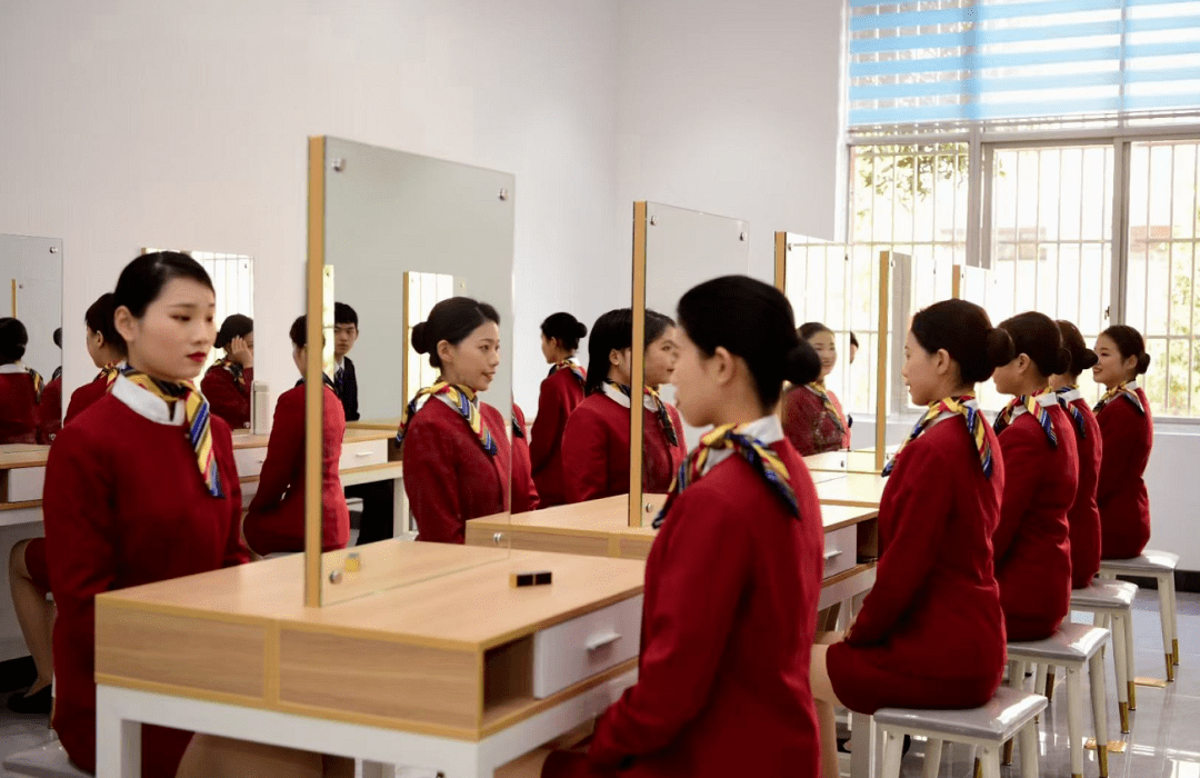 良好的福利政策航空公司为了保证每位空乘都有一个好的精神状态每个月