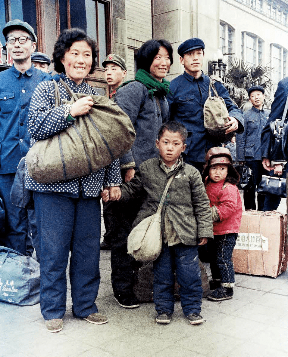 北京,1980年,家庭出遊,父親帶著兩個小男孩.