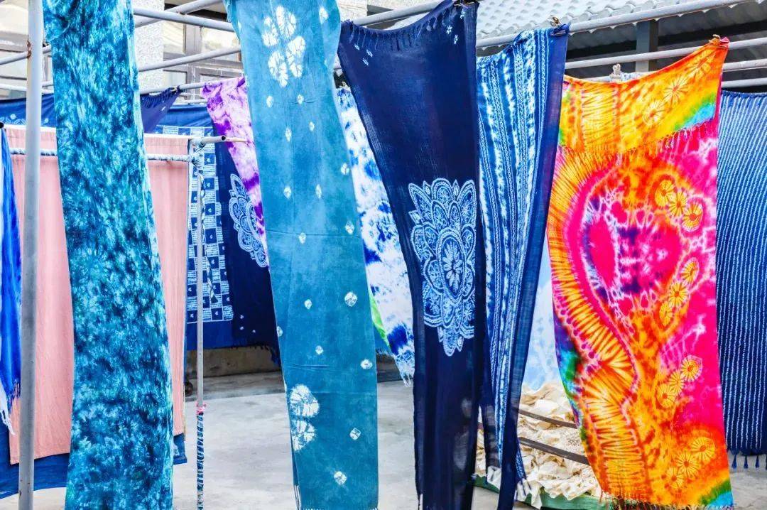 白沙最出名的就是扎染,随处可见扎染布料晾晒在外,这里的扎染坊还有