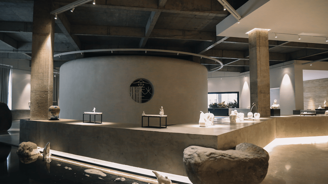 又挖到一处冷门打卡点泉州这间5000㎡极简风艺术馆被小红书博主们排队