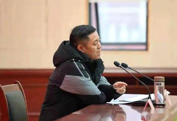 潘赛新为全市各小学和教师进修学校教师上思政课