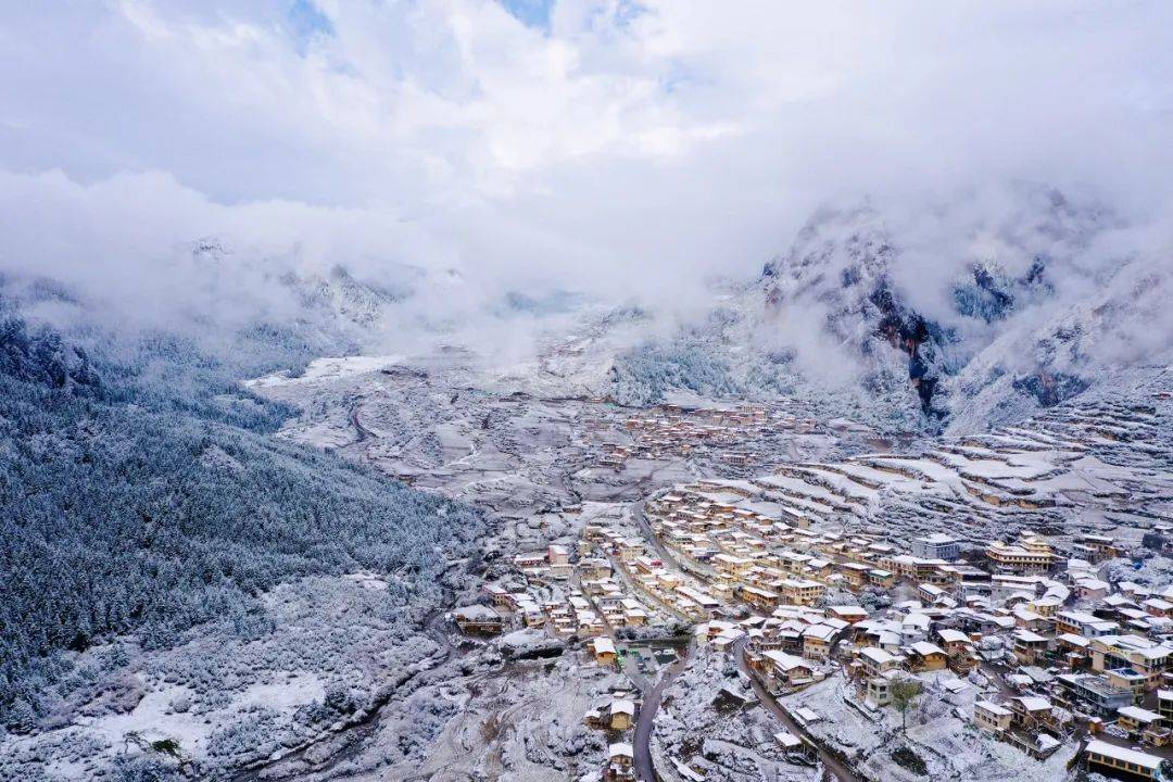 喜爱雪的成都人,还可以来这里看雪景,被雪覆盖的扎尕那宛如童话里的