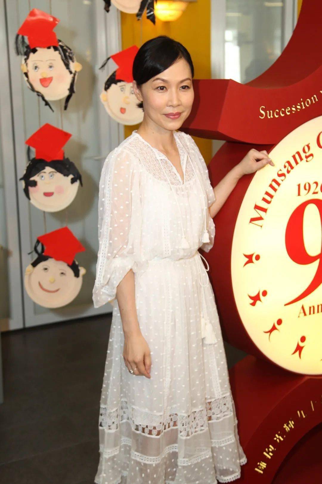 曾与王菲"作对"的一代歌后,只想做家庭主妇,不行吗?_彭羚