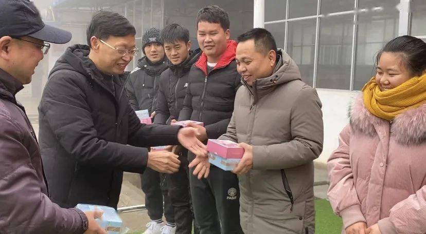 谭裔明同志赴小坪中心学校慰问广大师生