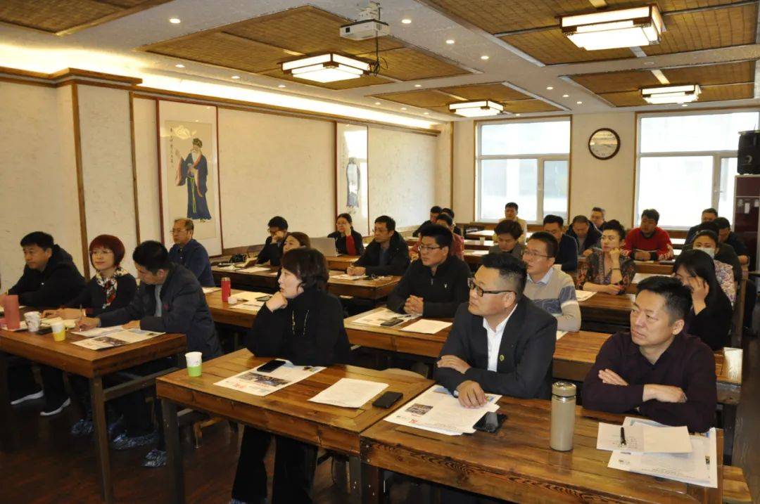 戴贵老师,他原是内蒙古交通厅副厅长,现在为内蒙古公路投资公司董事长