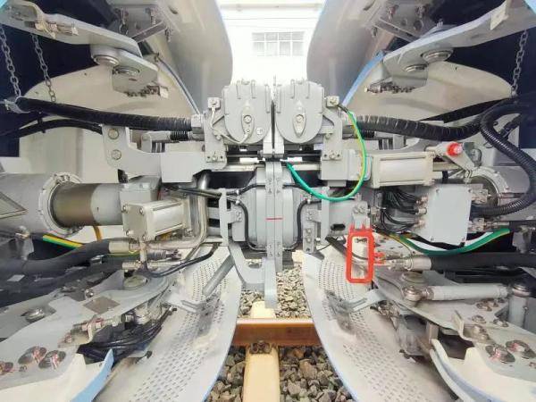 贵州首批 "复兴号"亮相!_动车组