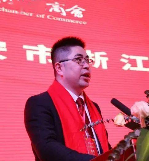 书记,常务副主任黄定恩为执行会长兼秘书长张勇弟授牌▲南安市委常委