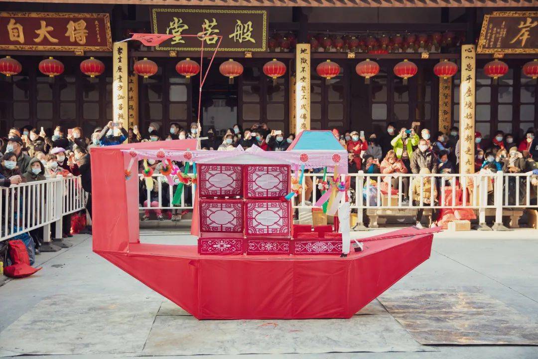 承载着众生报恩超荐,成佛利生宏愿的法船被点燃,众法师祈愿众生苦恼融