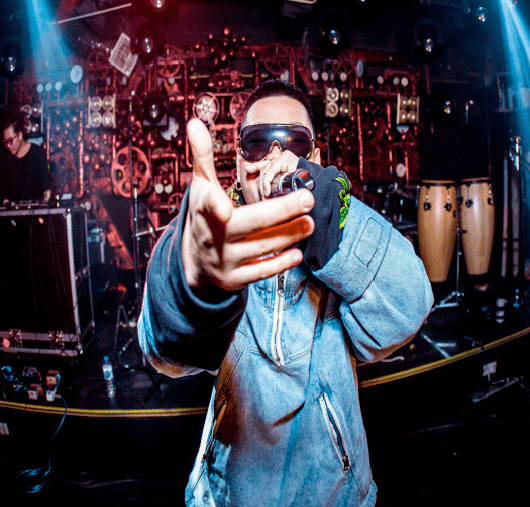 强的舞台感染力,可刚可柔,歌词积极向上, 擅长hard core及江湖说唱