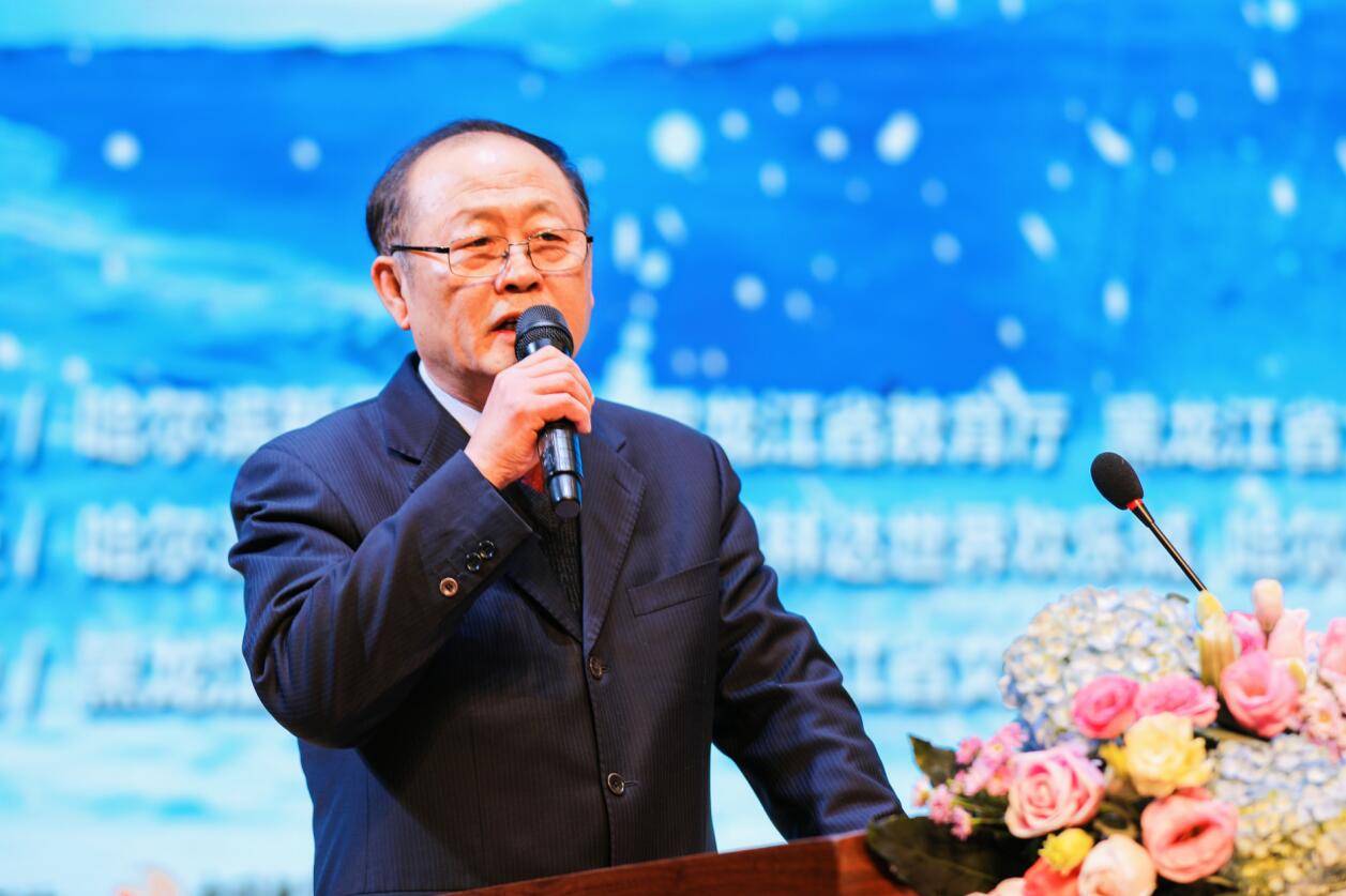 哈尔滨广厦学院校长陈西峰宣布中国·哈尔滨第四届"广厦杯"大学生冰雕