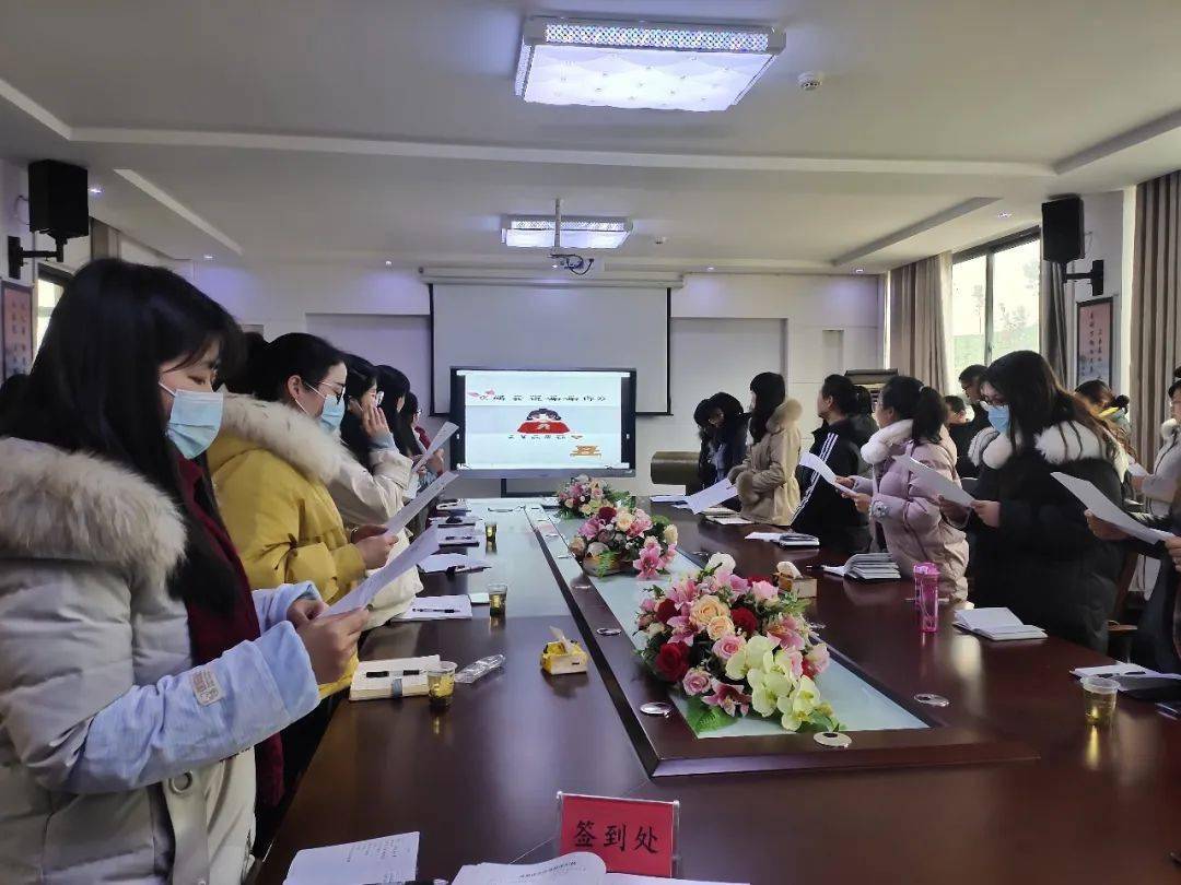 三尺讲台迎冬夏,一生奉献育桃李