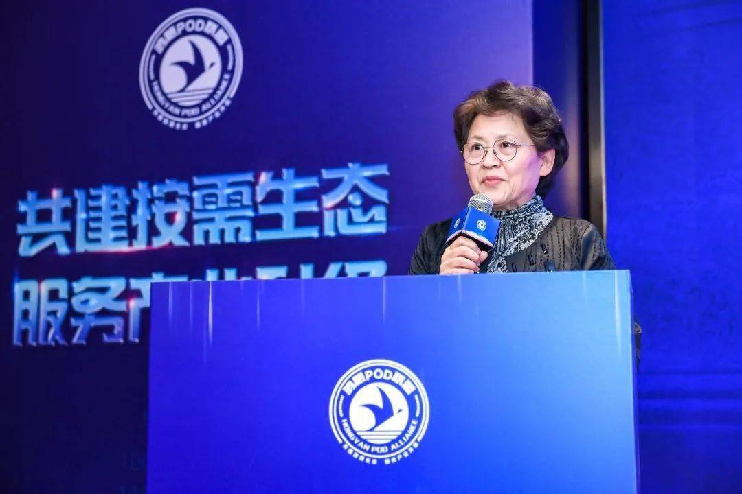 中国出版协会副秘书长刘丽霞在致辞中表达了三个观点:首先,出版融合是