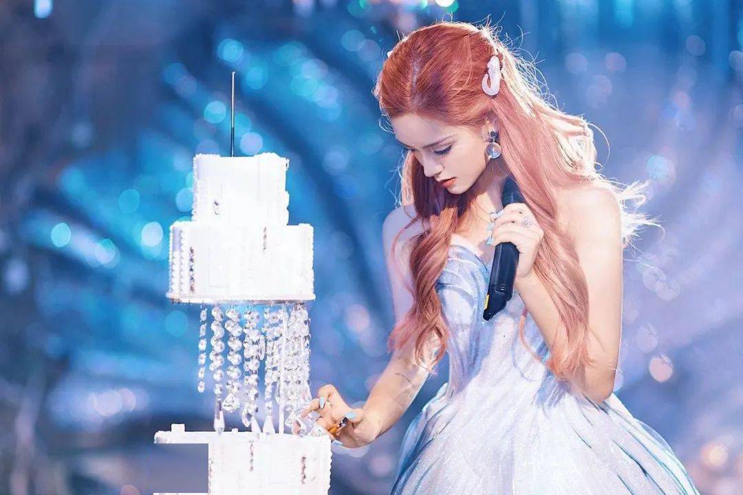 内地靓女网红生日遭朋友出卖,未p图真面目曝光被嘲笑._coco