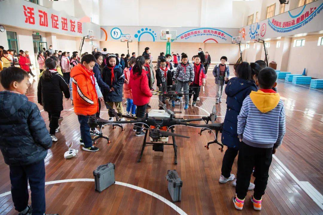 带你领略科技的魅力瀚文小学四年级学生参加无人机青少年科普体验活动
