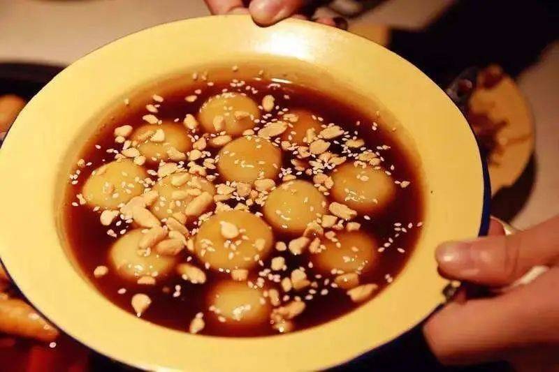 和和美美一家人围在一起搓圆仔("圆仔"是闽南语"汤圆"的发音)冬至的