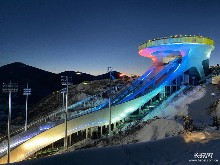国家跳台滑雪中心雪如意全球首次点亮
