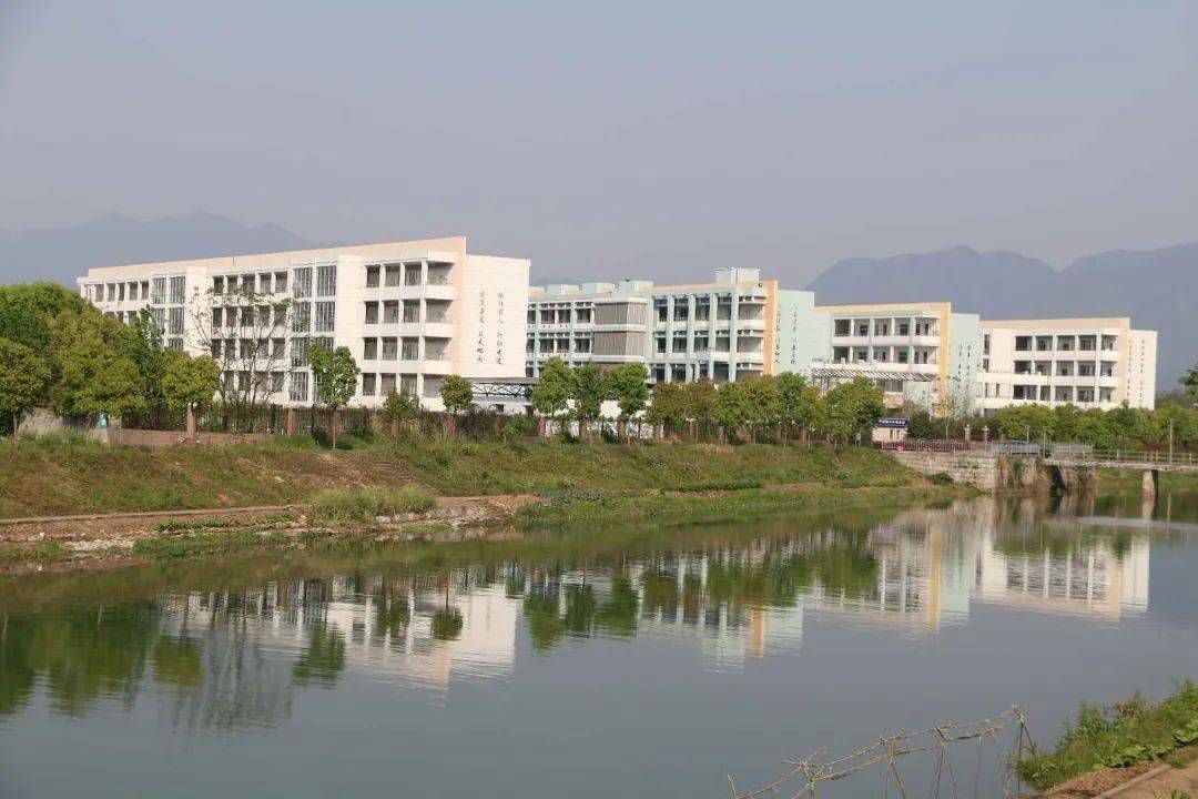 乡村名校建设讲堂让乡村孩子家门口上名校④61平桥镇中学着力打造