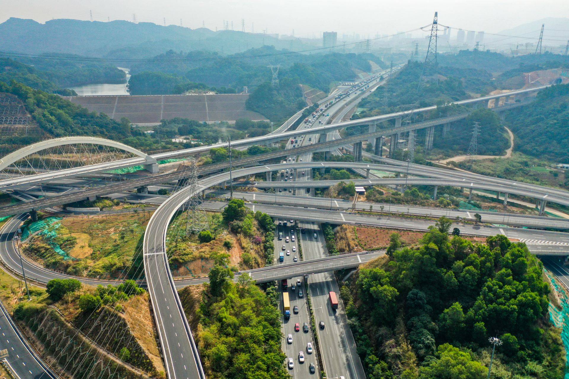 此外,深圳外环高速作为深圳北部区域东西向交通互联互通的重要骨干线