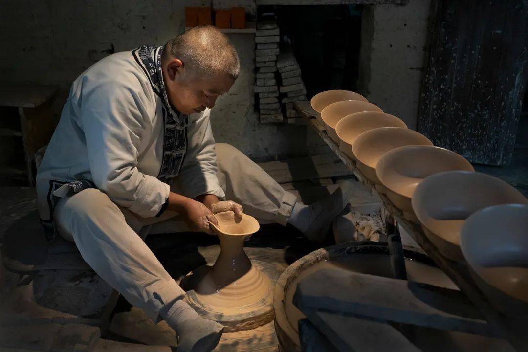 印坯工艺非遗传承人江蕙亲制作利坯工艺晒坯陶坊雅韵非遗传承人樊明保