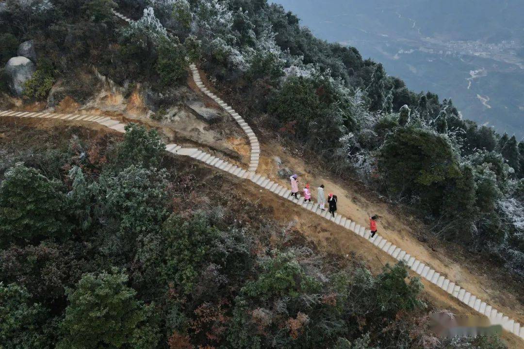 位于南康区坪市乡的莲花山海拔1029.