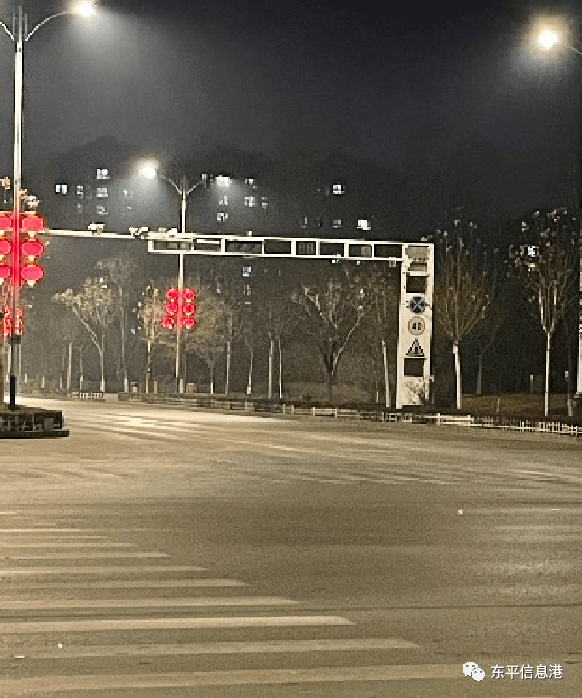东平这个路口红绿灯多天不亮车该咋走