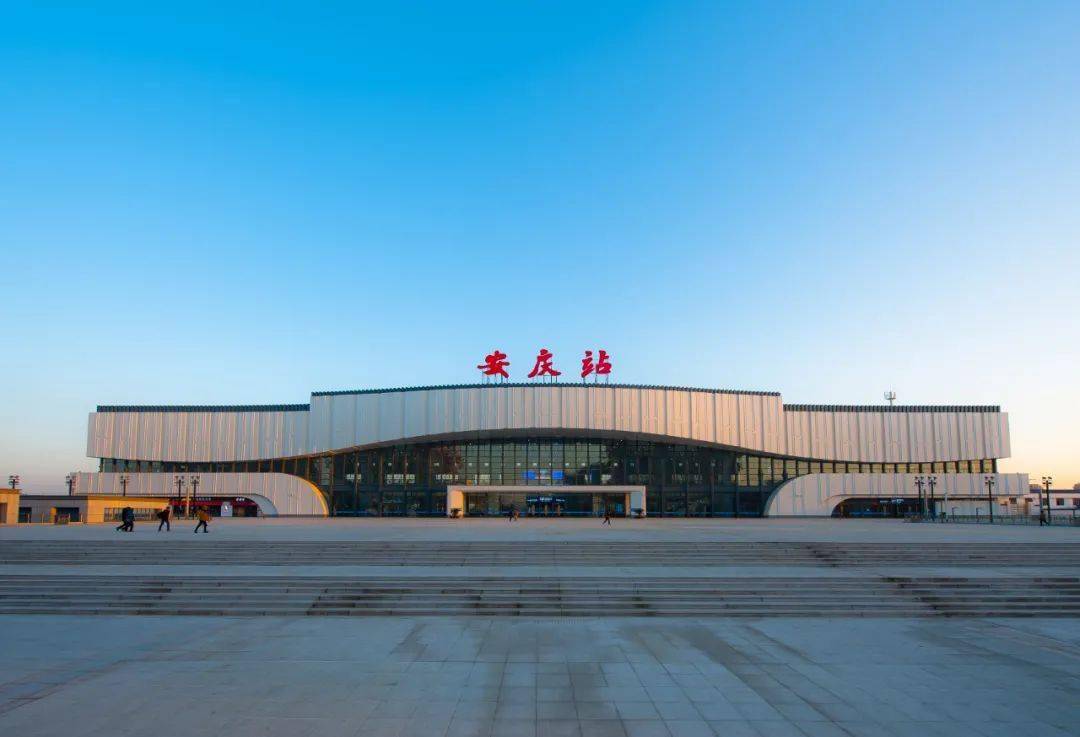 安庆站位于安徽省安庆市宜秀区,站房总建筑面积19984平方米,旅客候车