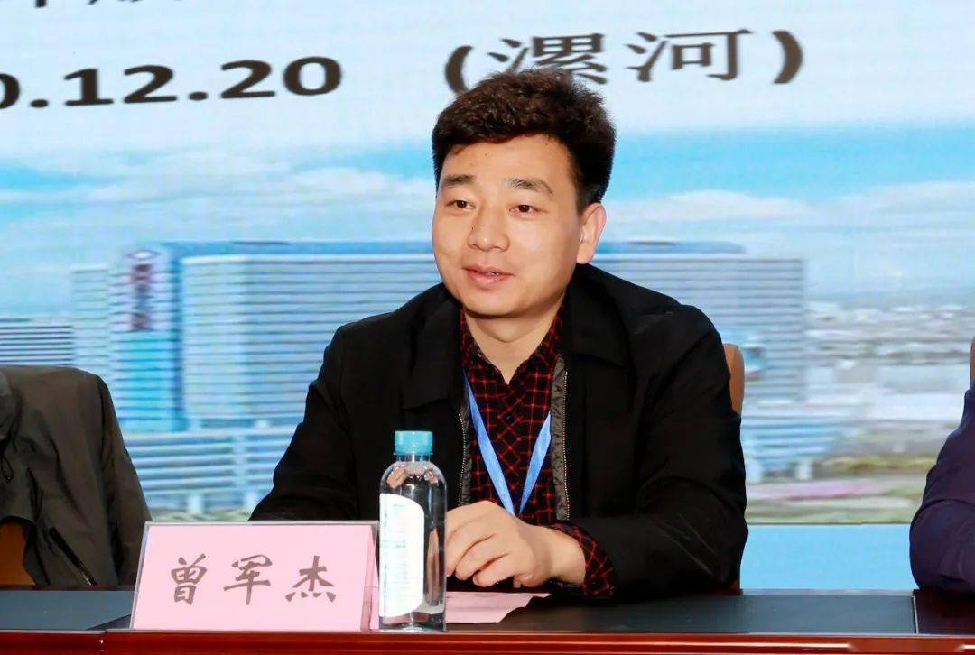 杨民致辞开幕式上,中华医学会副会长杨民,河南省医学会副秘书长曾军杰