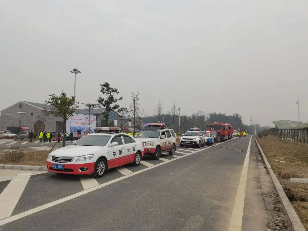 益阳市人民政府和省高速公路集团在平洞高速益马段浮邱山隧道联合举行