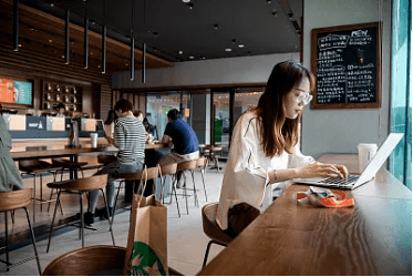 在星巴克拿笔记本的是什么人官方公布了身份隐藏不住了