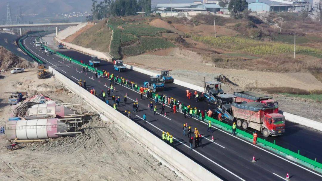 一场 高速公路沥青路面 无人驾驶摊铺观摩活动 在昌宁至保山高速公路