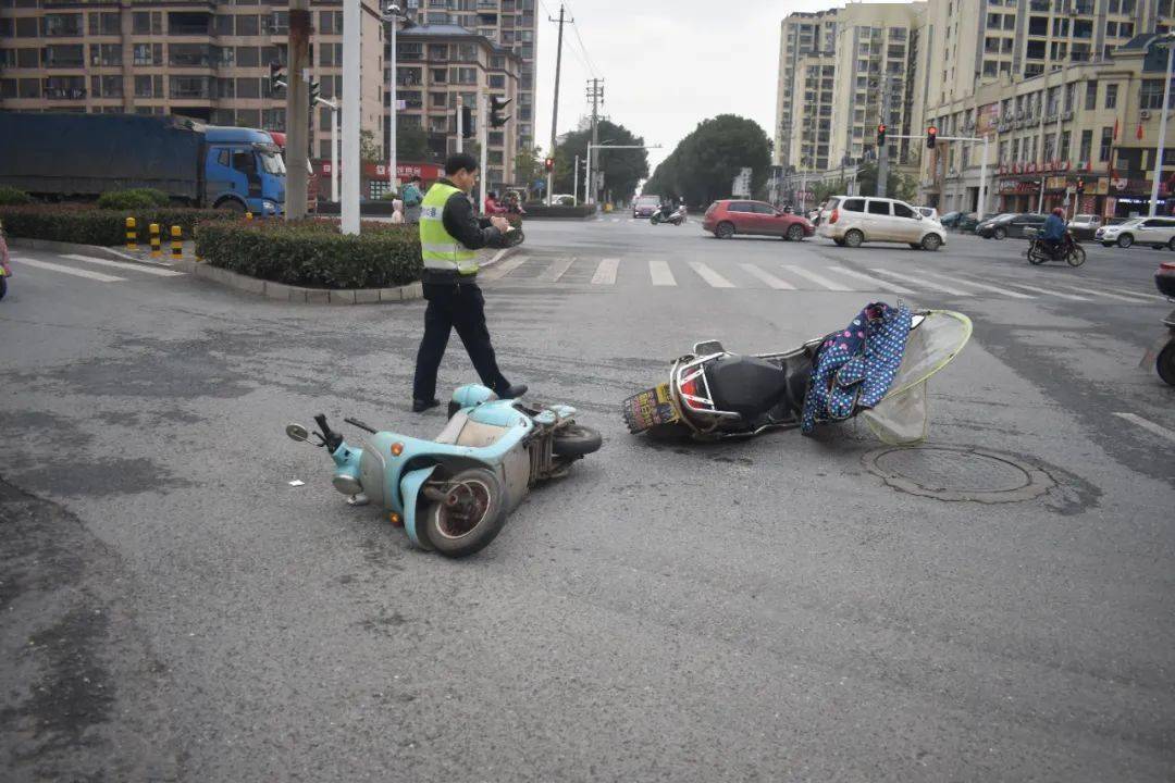 樟树一电动车任性闯红灯酿事故