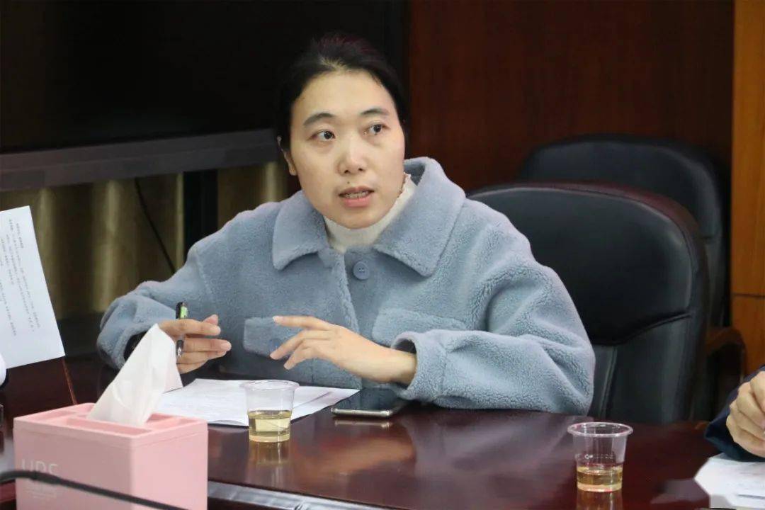 首先,由郑海萍老师阐述教学设计思路和课堂教学的一些不足.