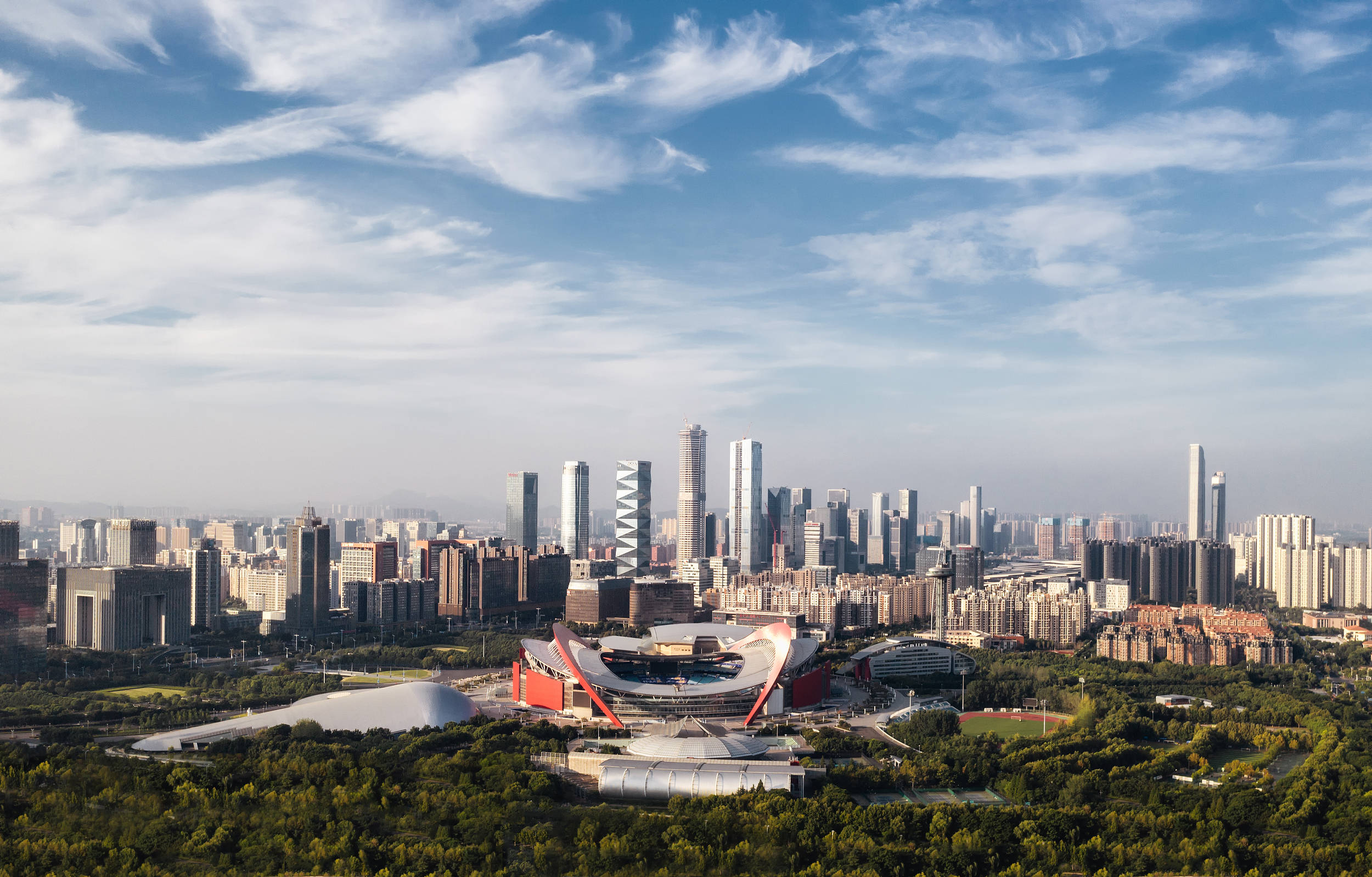 途经梅子洲落地,在长江夹江以隧道形式顺接建邺区江山大街隧道,路线全