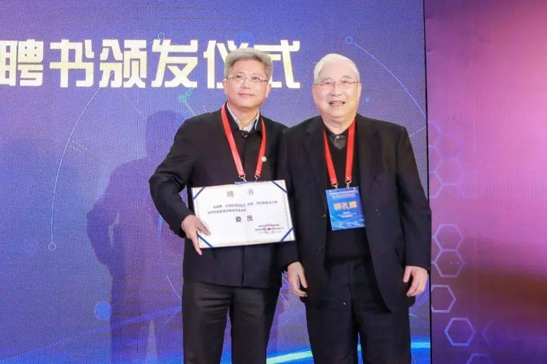 广汽研究院常务副院长刘念斯为2020年度轮学盟优秀个人颁奖卢荡为2020